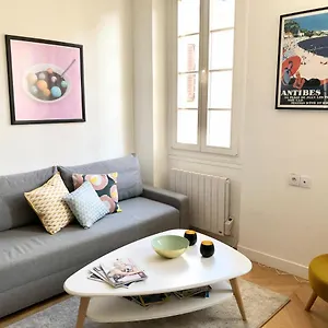 Charming And Modernly Designed 2 Bedroom - Old Town Antibes